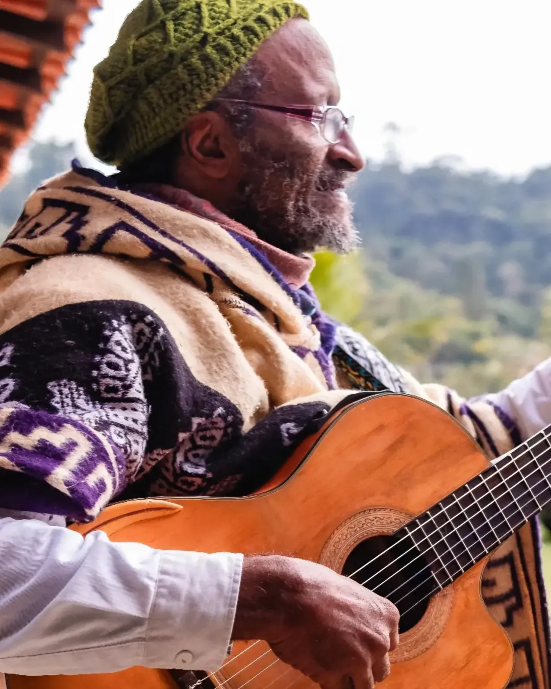 Leal Carvalho contemplando o horizonte com seu violão, luz da manhã